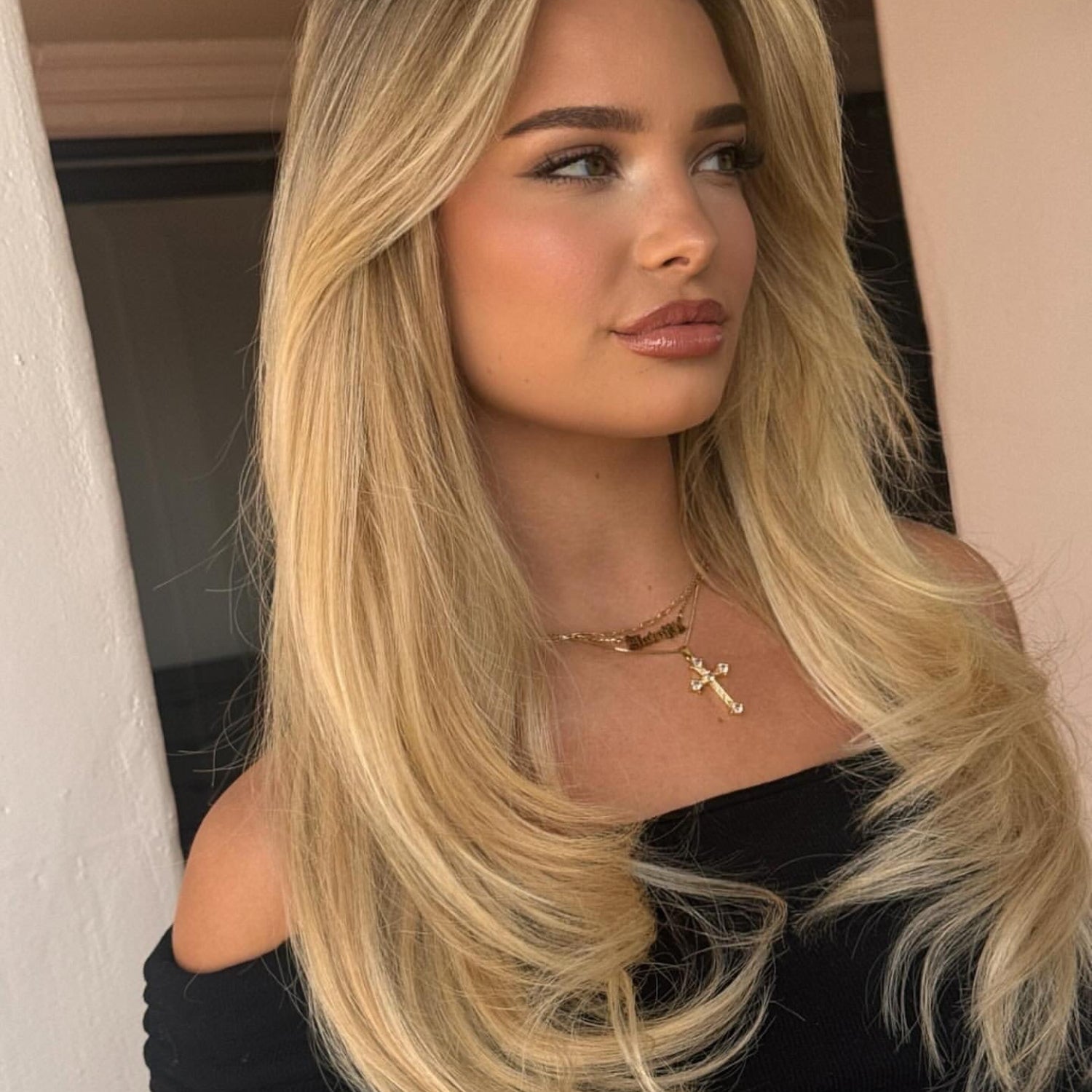 Love_The_Style_Seamless_Clip_In_Human_Remy_Hair_Extensions_9_Piece_Shade_23_Champagne_Blonde